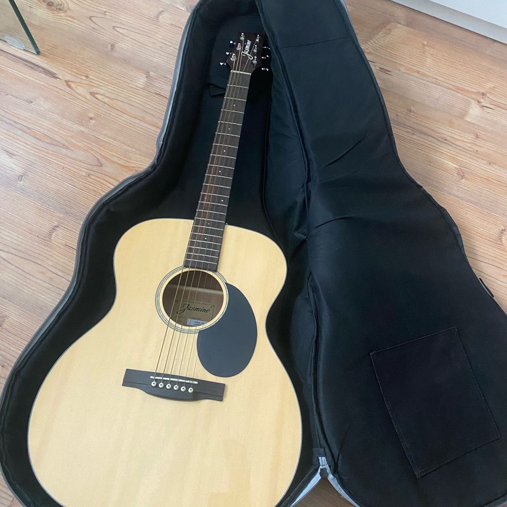 bran new acoustic guitar and case, never used